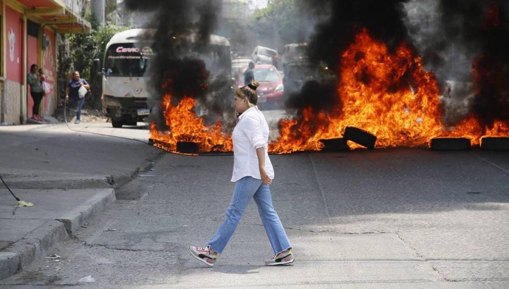 “Lo único que queremos es trabajar”: las imágenes que dejó protesta en salida a Olancho