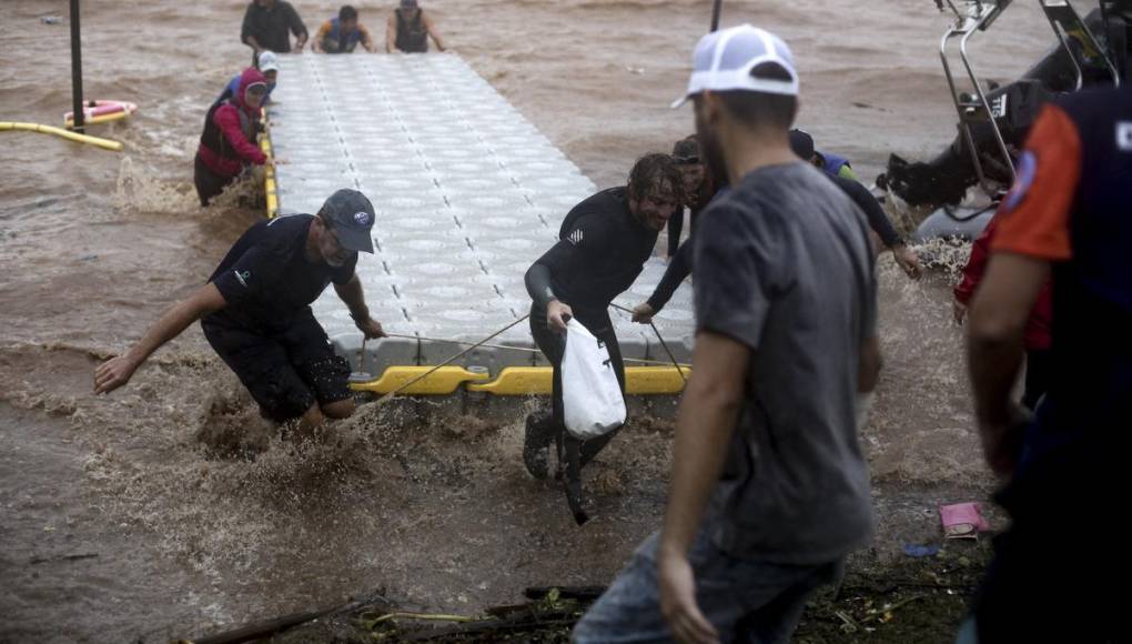 Miles de damnificados por inundaciones en Brasil son refugiados en albergues