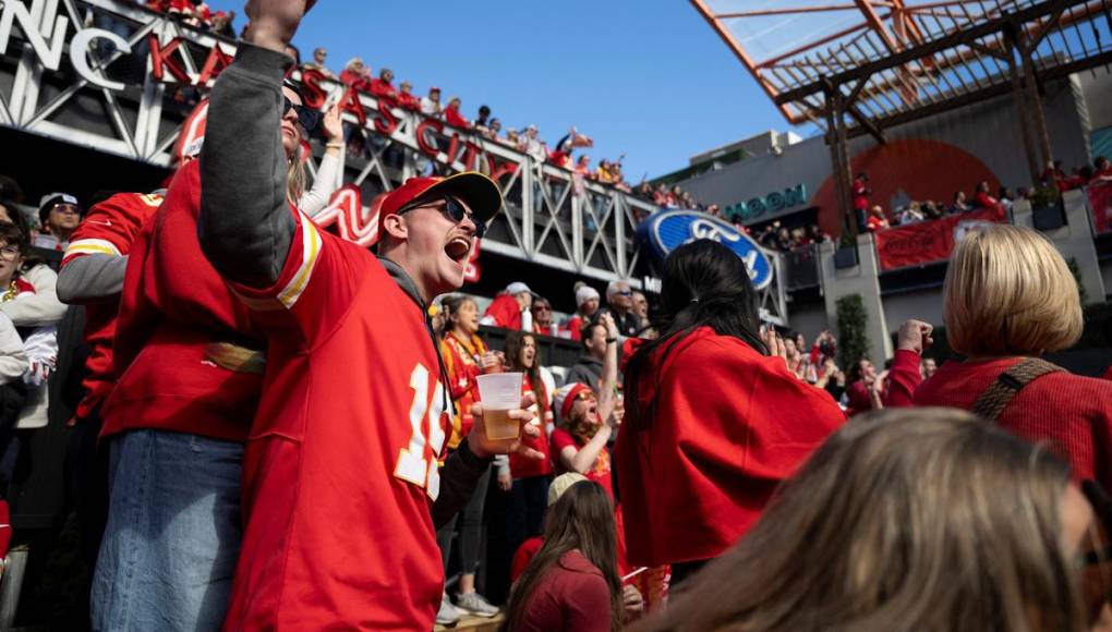 Un muerto y nueve heridos: ¿qué se sabe del tiroteo en el desfile del Super Bowl?