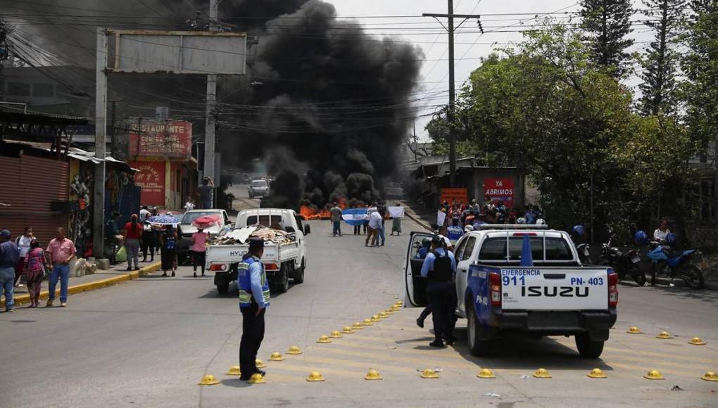 “Lo único que queremos es trabajar”: las imágenes que dejó protesta en salida a Olancho