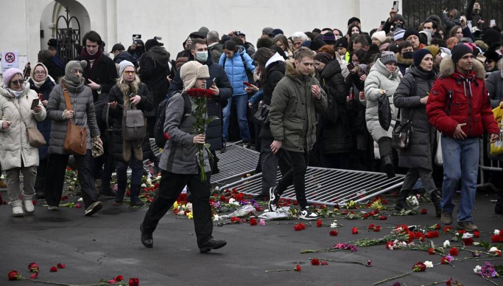 Miles asisten al funeral de Navalny en Moscú entre temores de arrestos