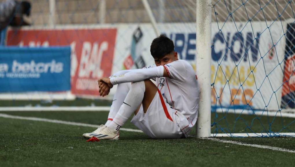 Desgarradoras imágenes de jugadores del Vida tras descender a segunda división