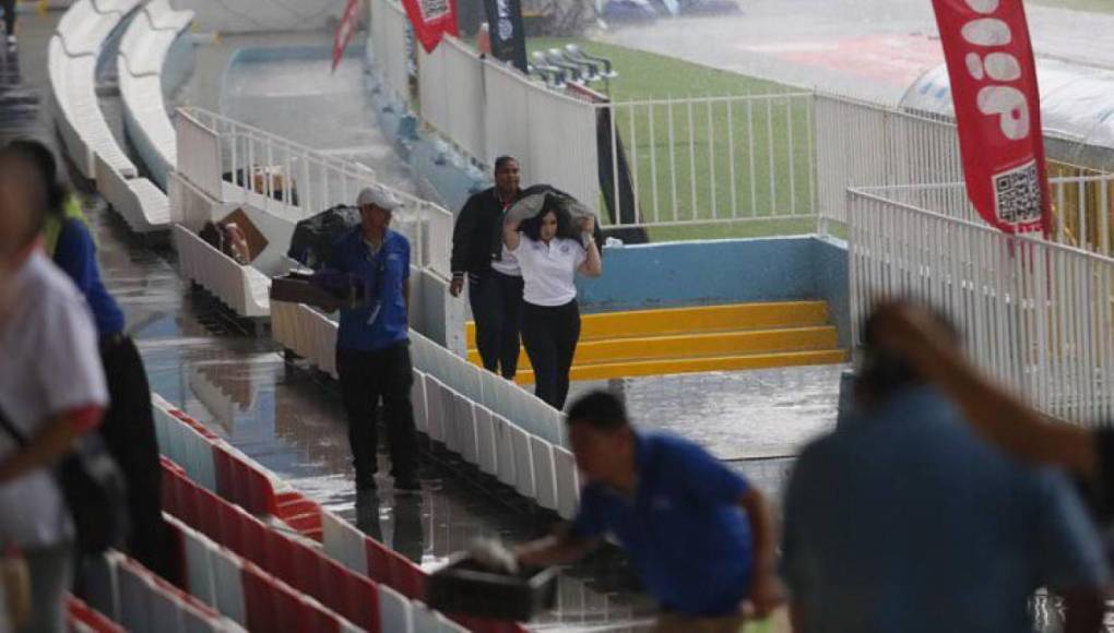 Tremendo aguacero, banderazo de la Ultra Fiel y las bellas chicas en el clásico capitalino