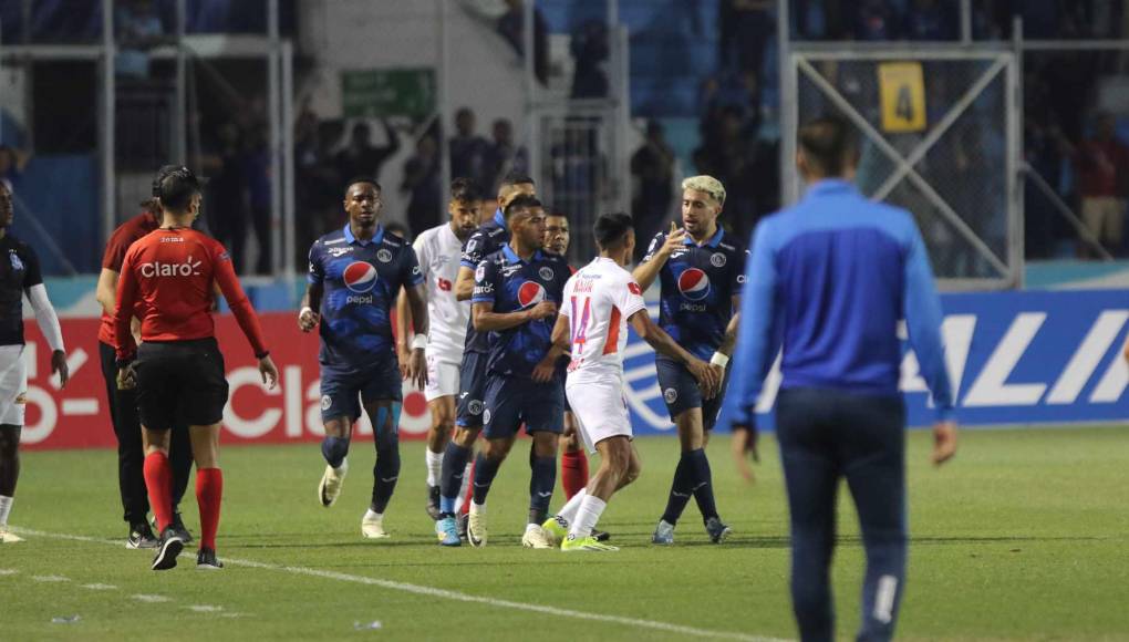 Jugadores de Olimpia provocan a barra de Motagua y la pelea de Najar con Auzmendi