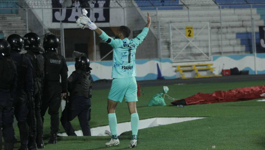 Jugadores de Olimpia provocan a barra de Motagua y la pelea de Najar con Auzmendi