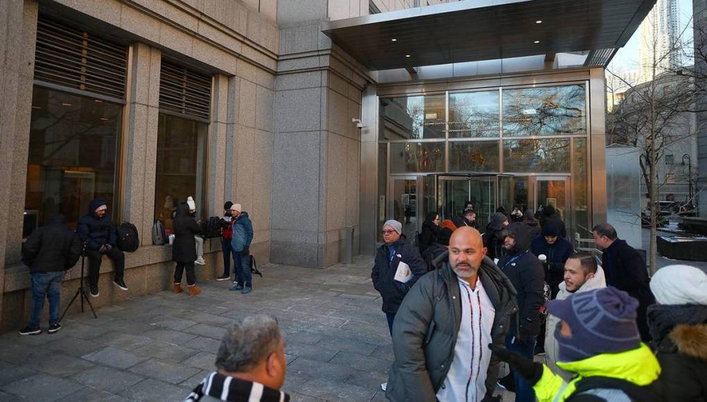 Ambiente previo a la audiencia para selección del jurado en juicio a JOH