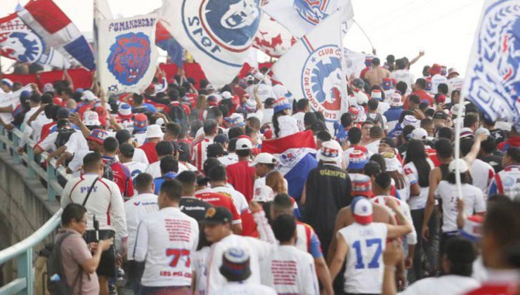 Tremendo aguacero, banderazo de la Ultra Fiel y las bellas chicas en el clásico capitalino