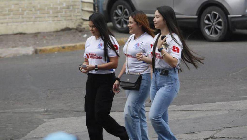 Tremendo aguacero, banderazo de la Ultra Fiel y las bellas chicas en el clásico capitalino