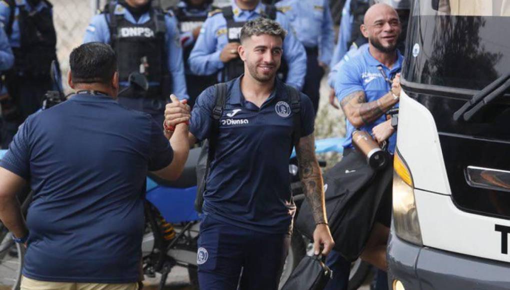 Tremendo aguacero, banderazo de la Ultra Fiel y las bellas chicas en el clásico capitalino