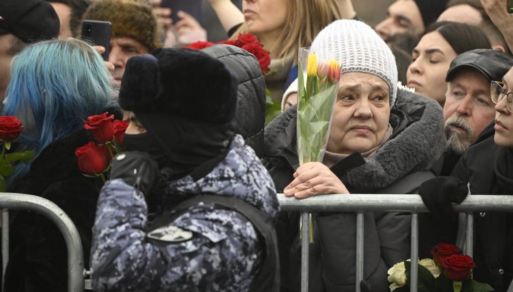 Miles asisten al funeral de Navalny en Moscú entre temores de arrestos