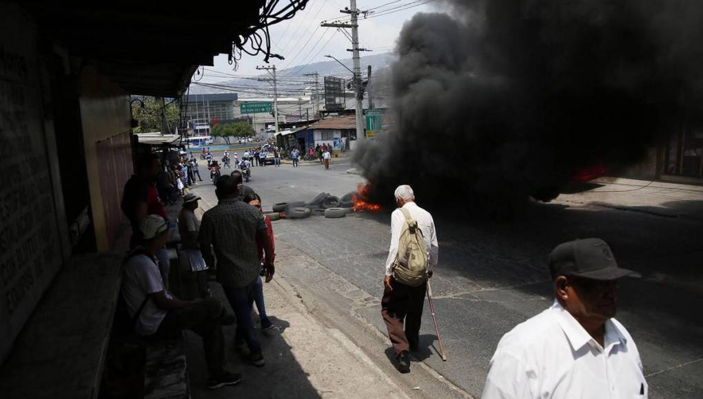 “Lo único que queremos es trabajar”: las imágenes que dejó protesta en salida a Olancho