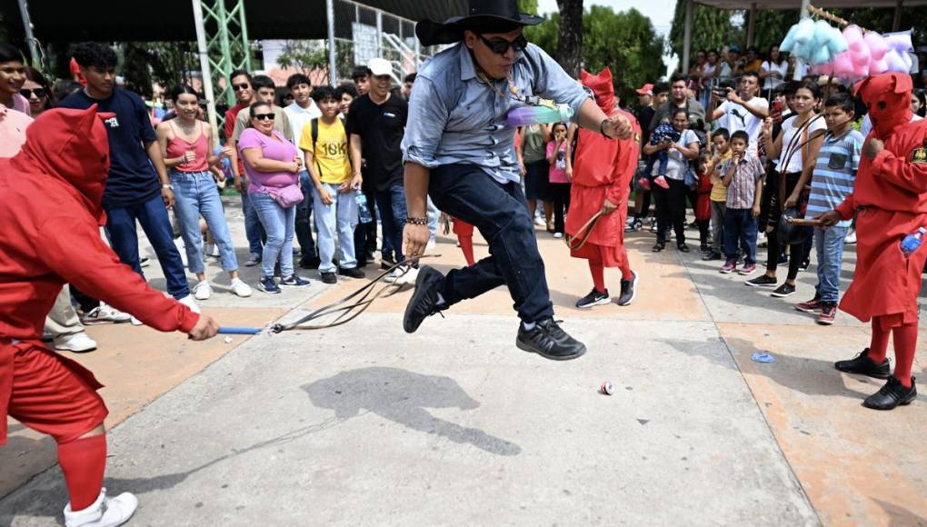 Diablos azotan a pecadores en tradición salvadoreña de Semana Santa