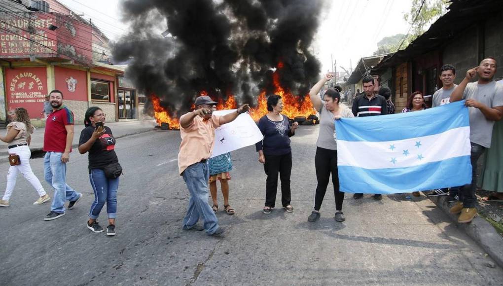 “Lo único que queremos es trabajar”: las imágenes que dejó protesta en salida a Olancho