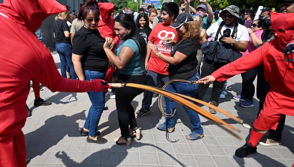 Diablos azotan a pecadores en tradición salvadoreña de Semana Santa