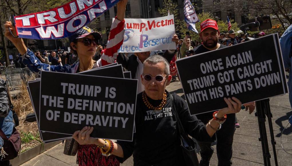 Juicio de Trump: a favor y en contra protestan afuera del tribunal en NY