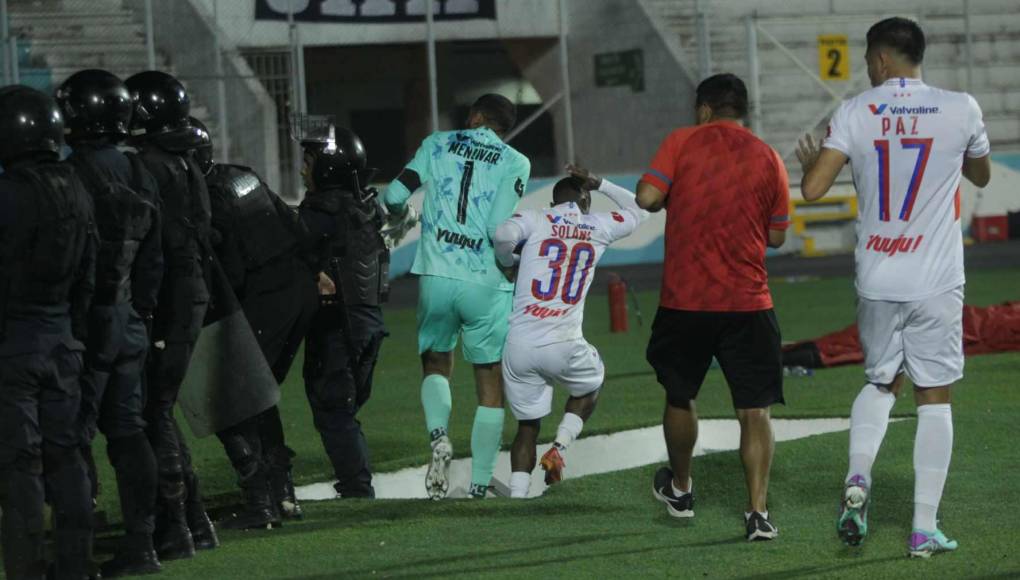 Jugadores de Olimpia provocan a barra de Motagua y la pelea de Najar con Auzmendi