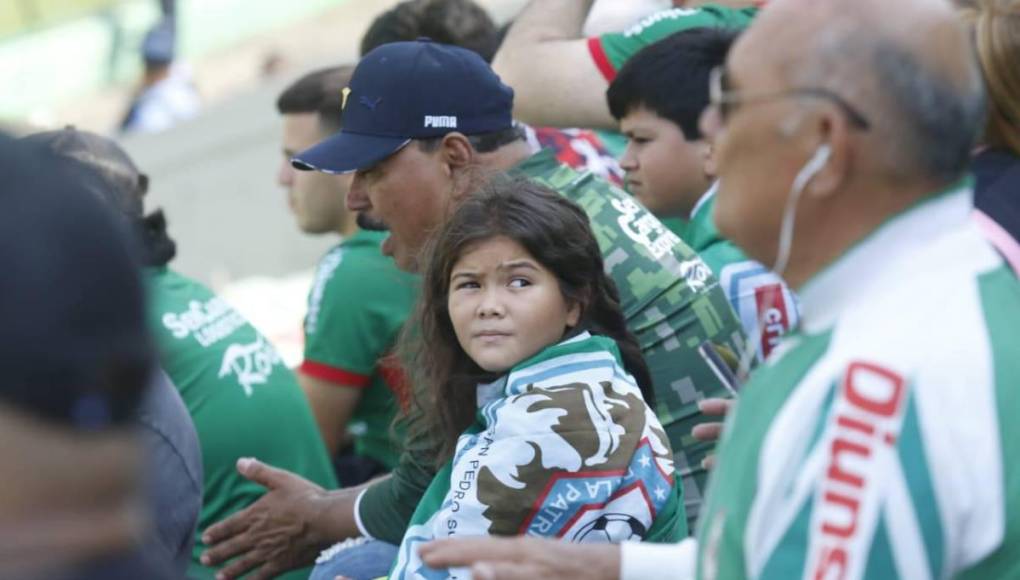 Bellas chicas, infiltrados y compañera de jugador de Marathón se roba las miradas en el clásico