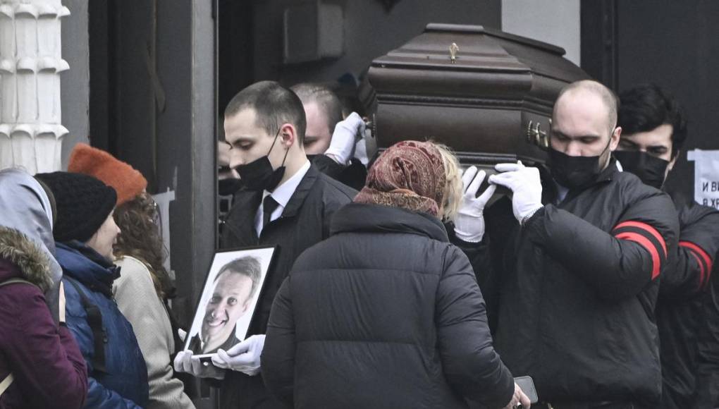 Miles asisten al funeral de Navalny en Moscú entre temores de arrestos