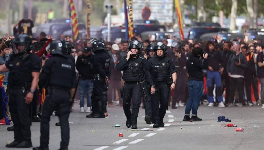 Atacan bus del Barcelona y ambiente hostil para Dembélé