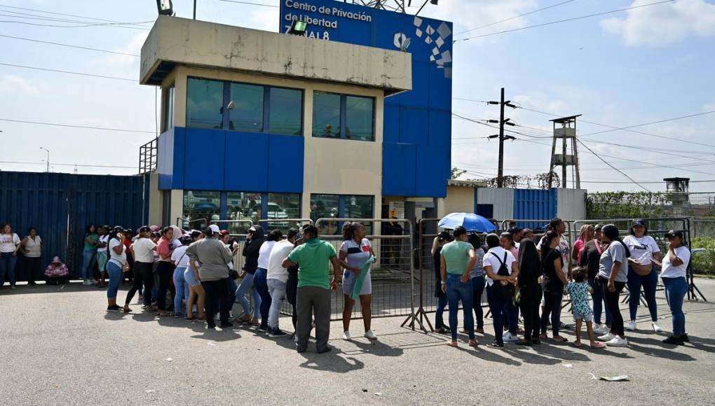 Familiares de reos protestan afuera de cárcel en Guayaquil; motín suma 3 muertes