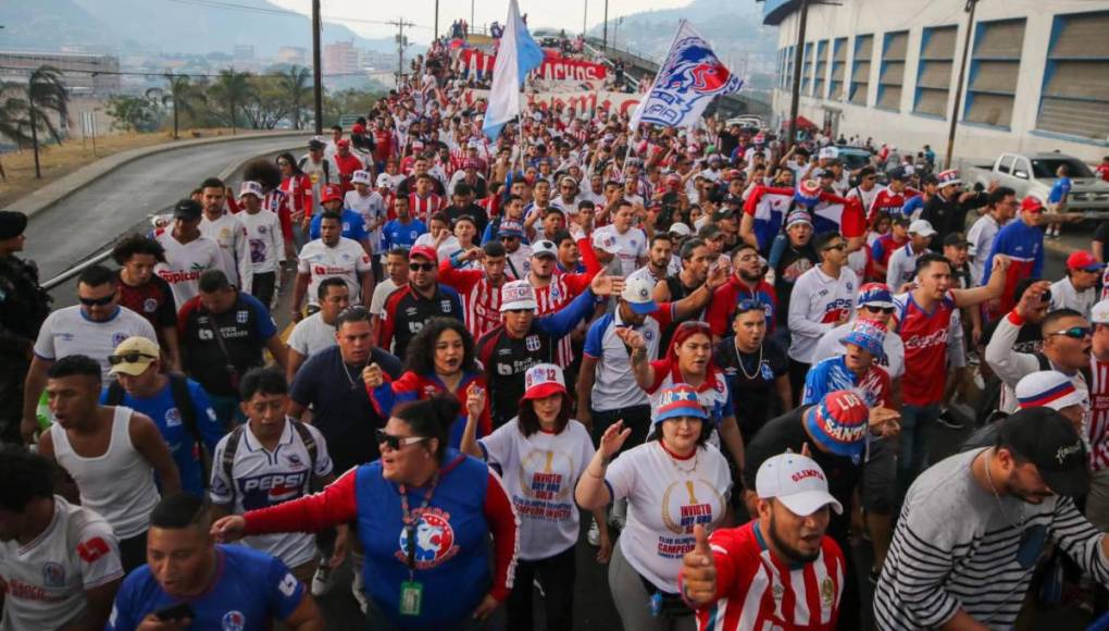 Tremendo aguacero, banderazo de la Ultra Fiel y las bellas chicas en el clásico capitalino