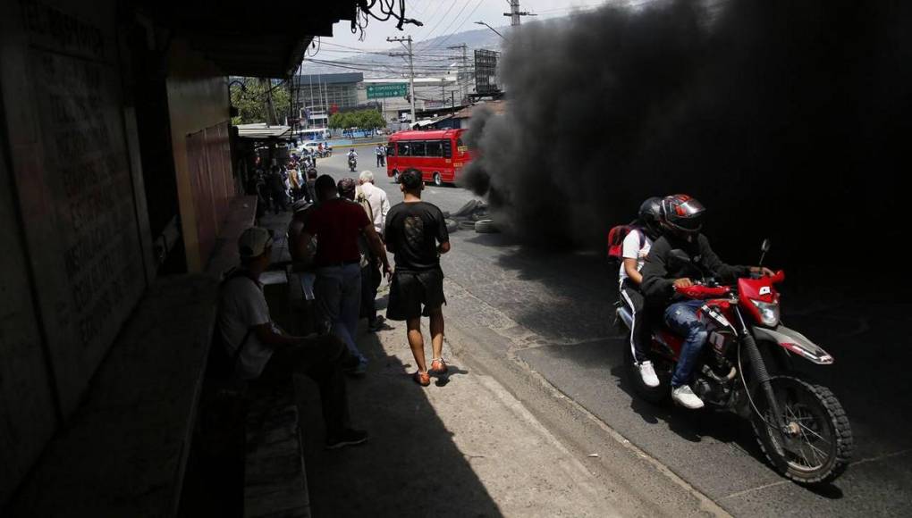 “Lo único que queremos es trabajar”: las imágenes que dejó protesta en salida a Olancho