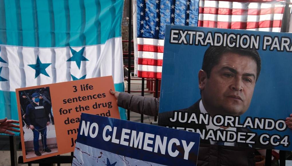 “Sin clemencia”: ¿Qué dicen las pancartas en Nueva York por juicio de JOH?