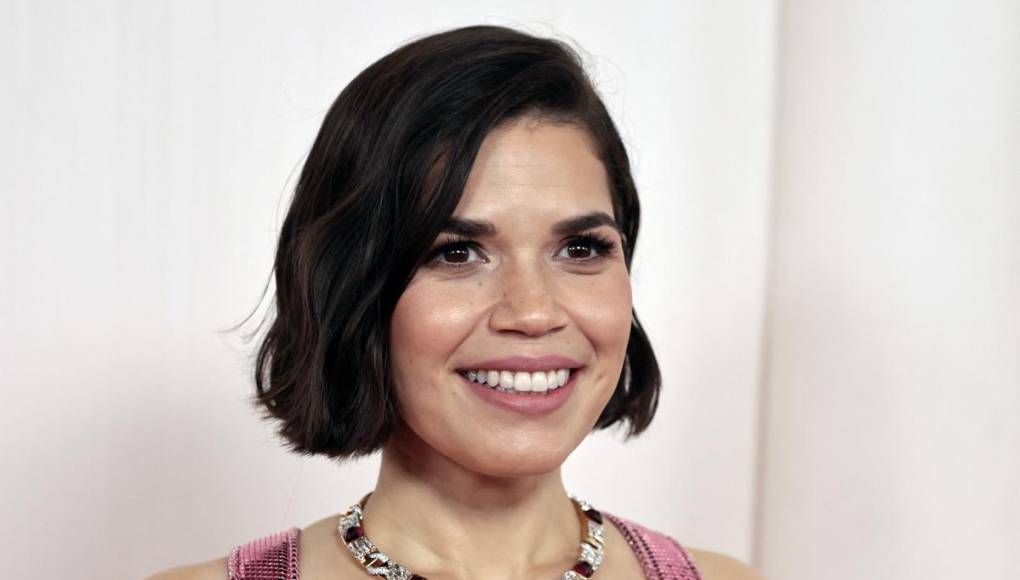 ¡Deslumbrante! America Ferrera llega a los Premios Oscar 2024