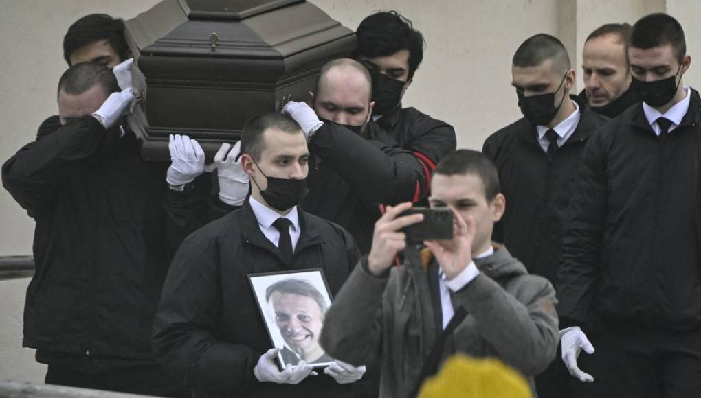 Miles asisten al funeral de Navalny en Moscú entre temores de arrestos