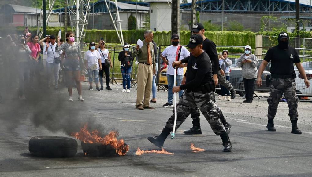 Familiares de reos protestan afuera de cárcel en Guayaquil; motín suma 3 muertes