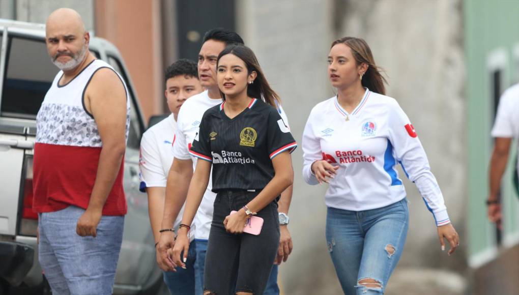 Las bellas aficionadas que llegaron al Olimpia- Motagua, una chica del león se llevó las miradas