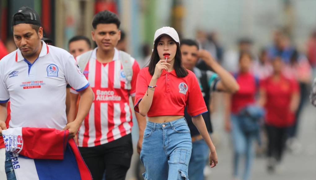 Las bellas aficionadas que llegaron al Olimpia- Motagua, una chica del león se llevó las miradas