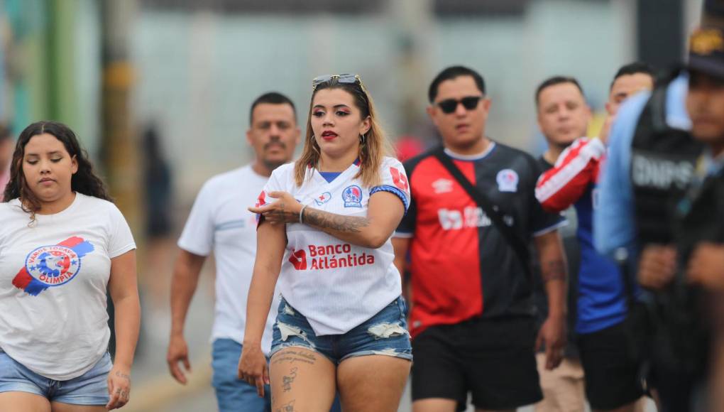 Las bellas aficionadas que llegaron al Olimpia- Motagua, una chica del león se llevó las miradas