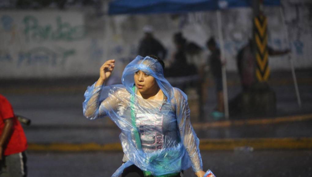 Las bellas aficionadas que llegaron al Olimpia- Motagua, una chica del león se llevó las miradas