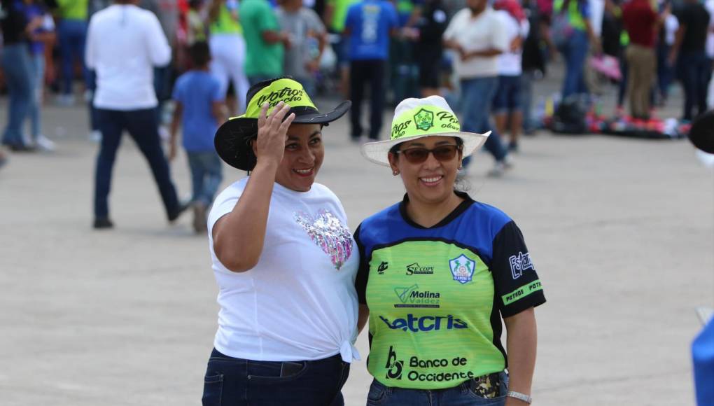 Derroche de belleza: Las vaqueritas que no se quisieron perder el Olancho-Olimpia