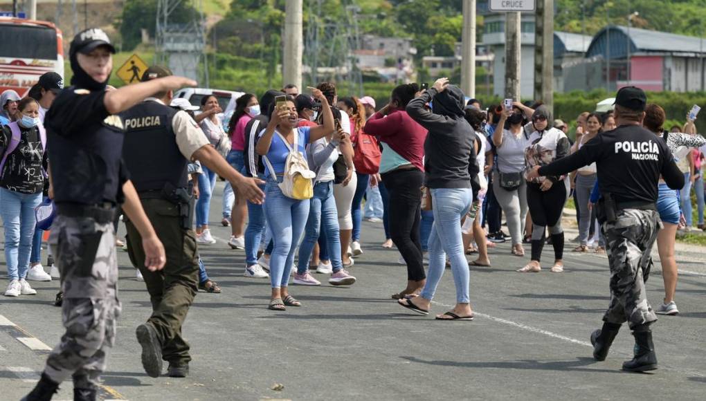 Familiares de reos protestan afuera de cárcel en Guayaquil; motín suma 3 muertes