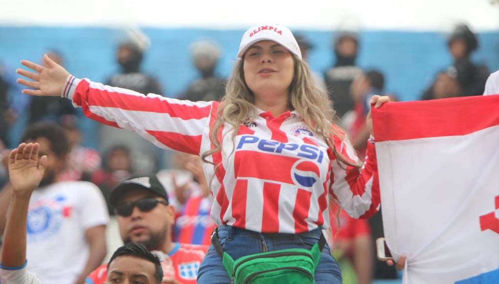 Tremendo aguacero, banderazo de la Ultra Fiel y las bellas chicas en el clásico capitalino