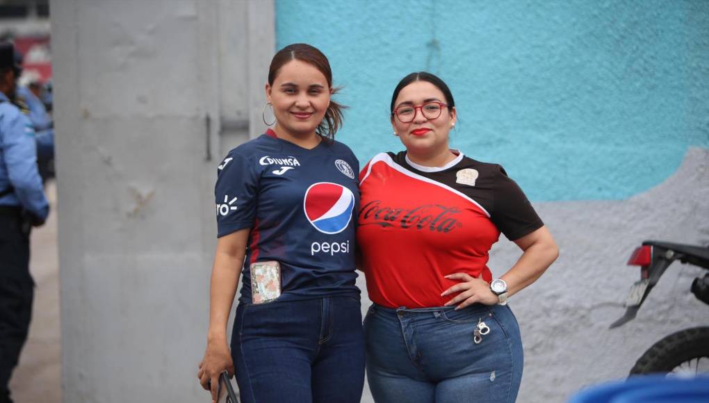 Las bellas aficionadas que llegaron al Olimpia- Motagua, una chica del león se llevó las miradas