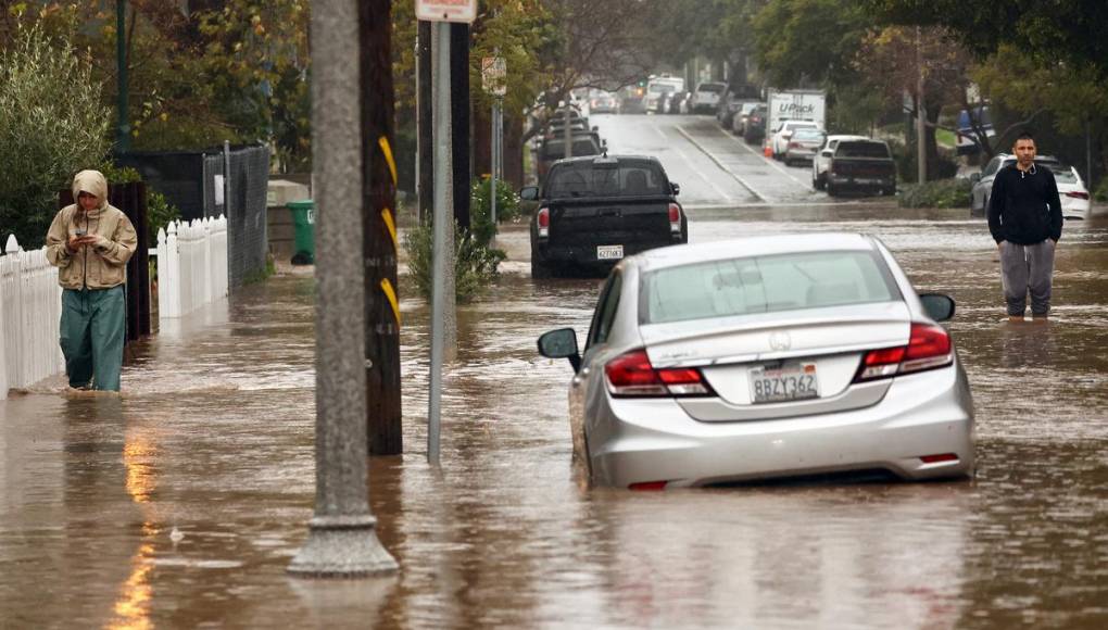 Un muerto y miles sin electricidad por inundaciones en California