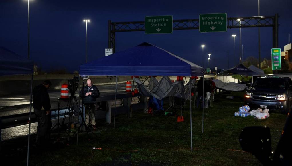 Cerrados permanecen accesos al puente que colapsó en Baltimore