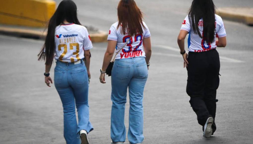 Tremendo aguacero, banderazo de la Ultra Fiel y las bellas chicas en el clásico capitalino