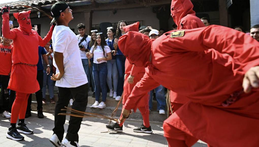 Diablos azotan a pecadores en tradición salvadoreña de Semana Santa