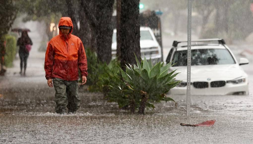 Un muerto y miles sin electricidad por inundaciones en California