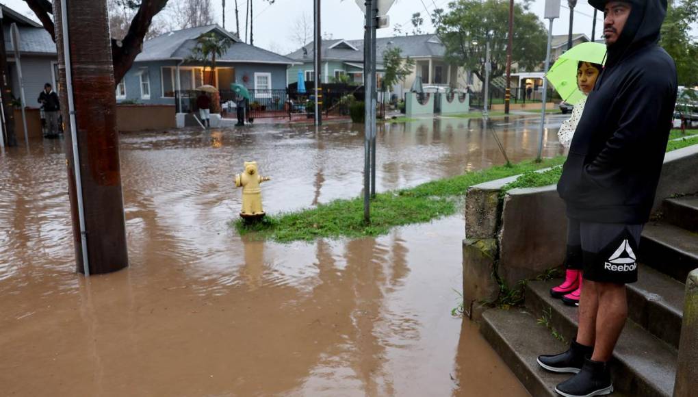 Un muerto y miles sin electricidad por inundaciones en California