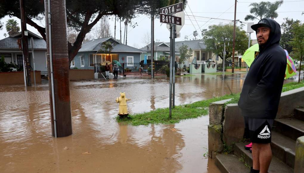 Un muerto y miles sin electricidad por inundaciones en California