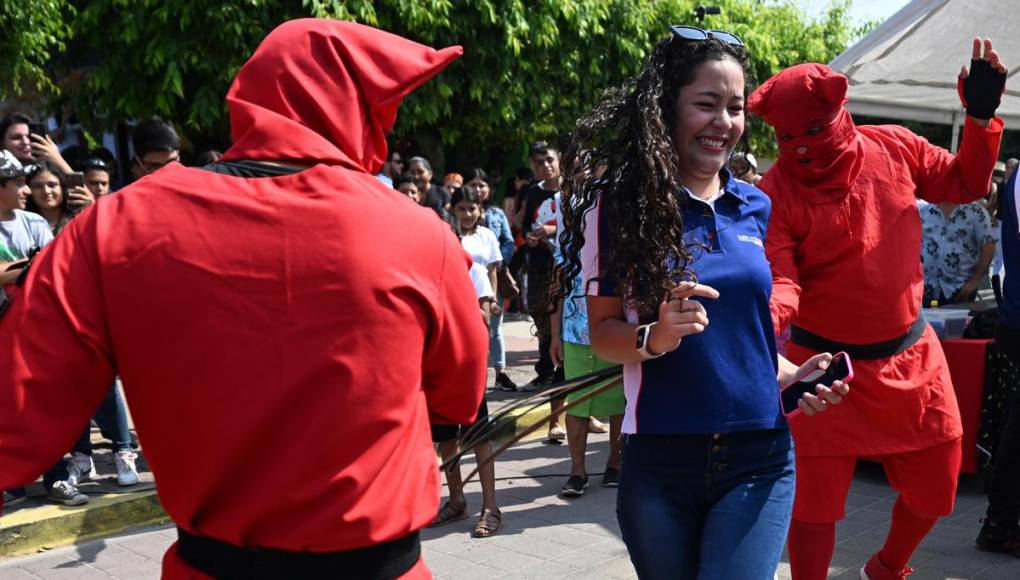 Diablos azotan a pecadores en tradición salvadoreña de Semana Santa