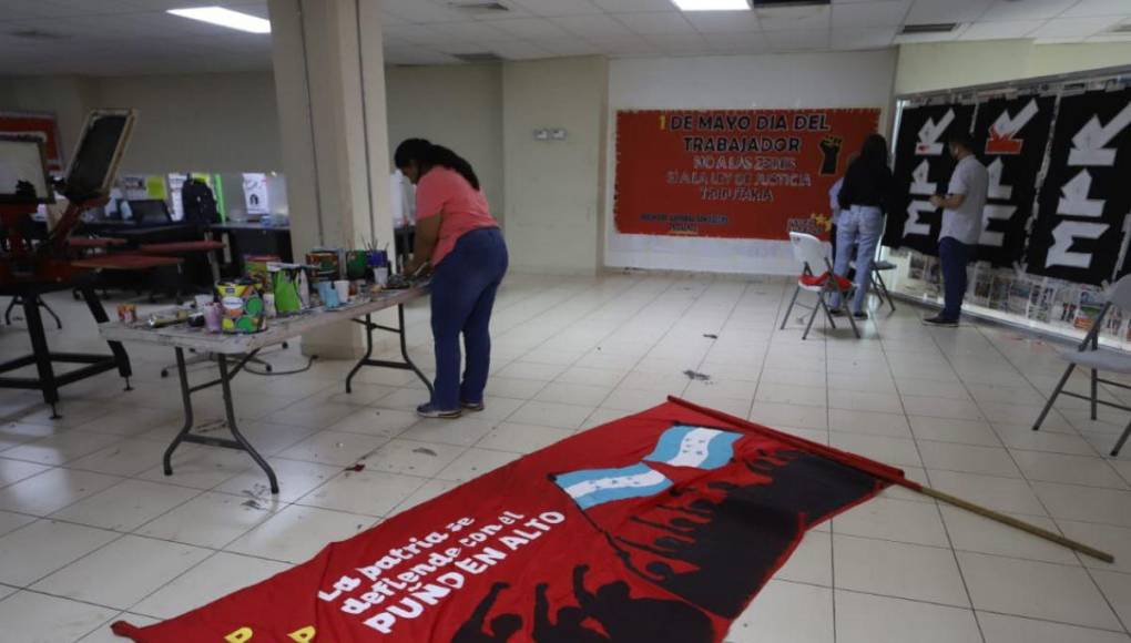 Elaborando mantas y camisetas, sindicatos preparan marcha del 1 de mayo