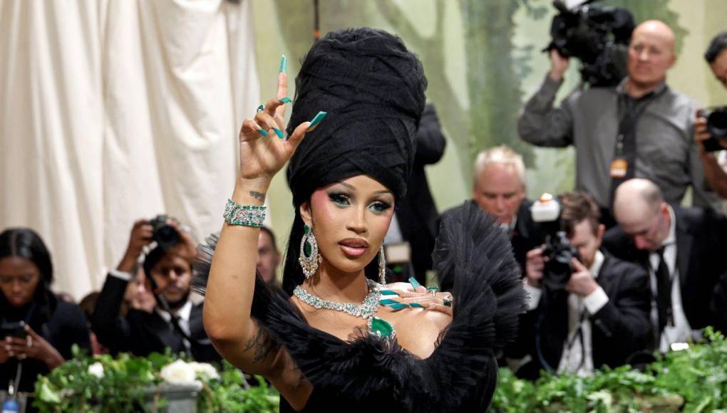 ¡Icónica! Así lució Cardi B con un imponente vestido negro en la Met Gala 2024