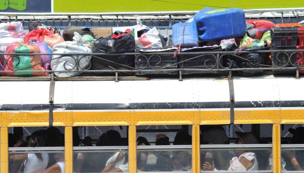 En carros paila y en buses, capitalinos siguen saliendo de la ciudad por Semana Santa