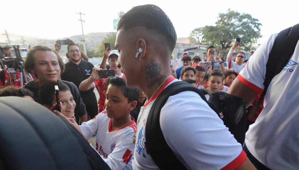 ¡Lo que no viste en TV! Así fue el Olimpia vs Lobos: selfis, goles y hasta bellezas